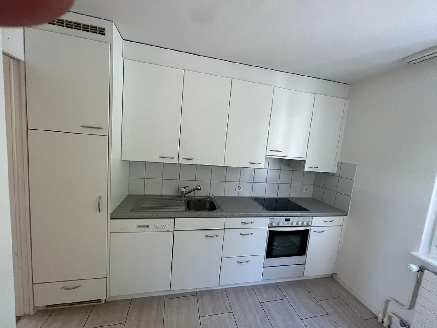 Luminoso appartamento di 3 locali con fascino e ampio balcone vicino all'ospedale cantonale - Foto 1 di 11