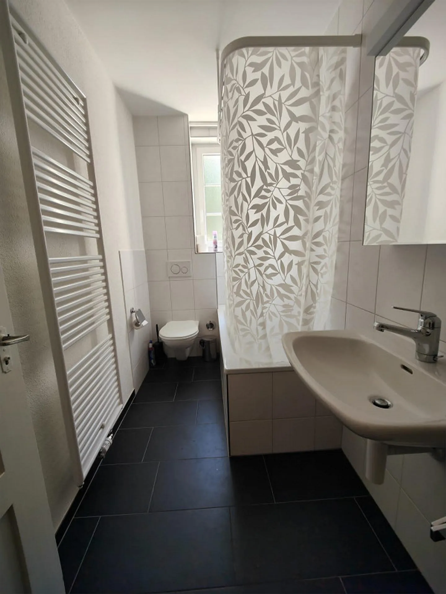 Luminoso appartamento di 3 locali con fascino e ampio balcone vicino all'ospedale cantonale - Foto 5 di 11