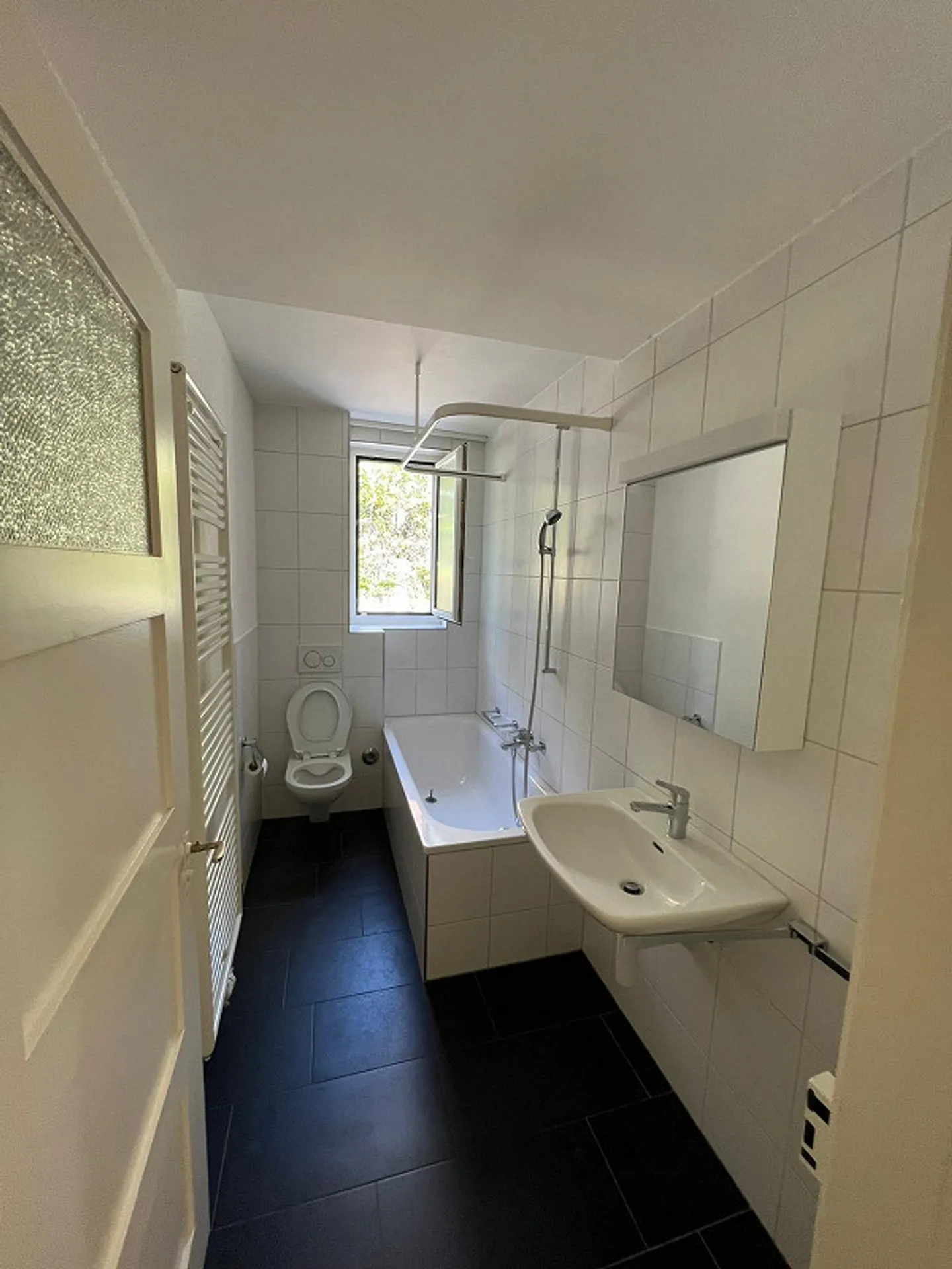 Luminoso appartamento di 3 locali con fascino e ampio balcone vicino all'ospedale cantonale - Foto 6 di 11