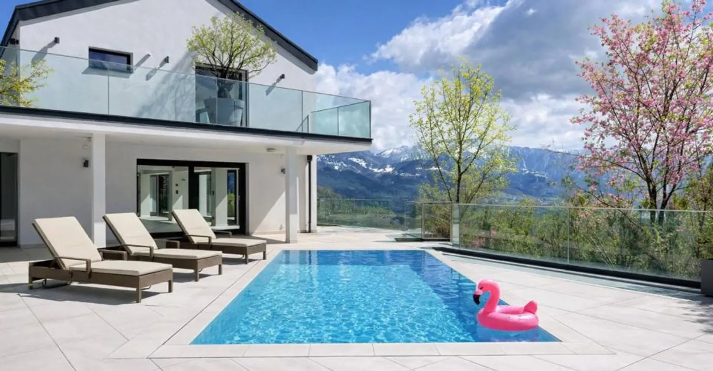 6.5-room property with pool and breathtaking view - Photo 1 of 13