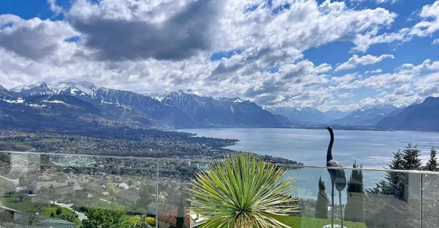 6.5-room property with pool and breathtaking view - Photo 2 of 13