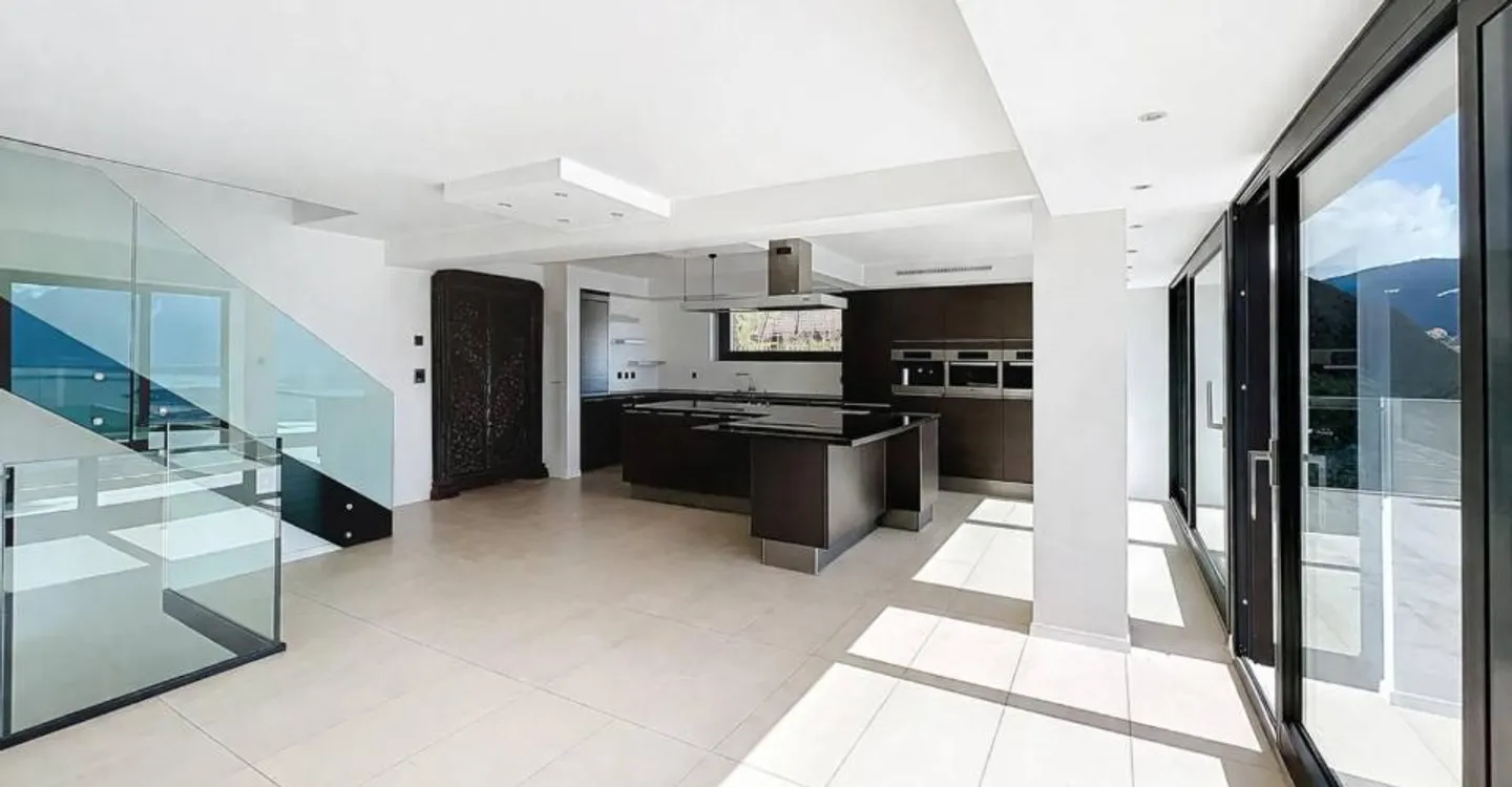 6.5-room property with pool and breathtaking view - Photo 4 of 13