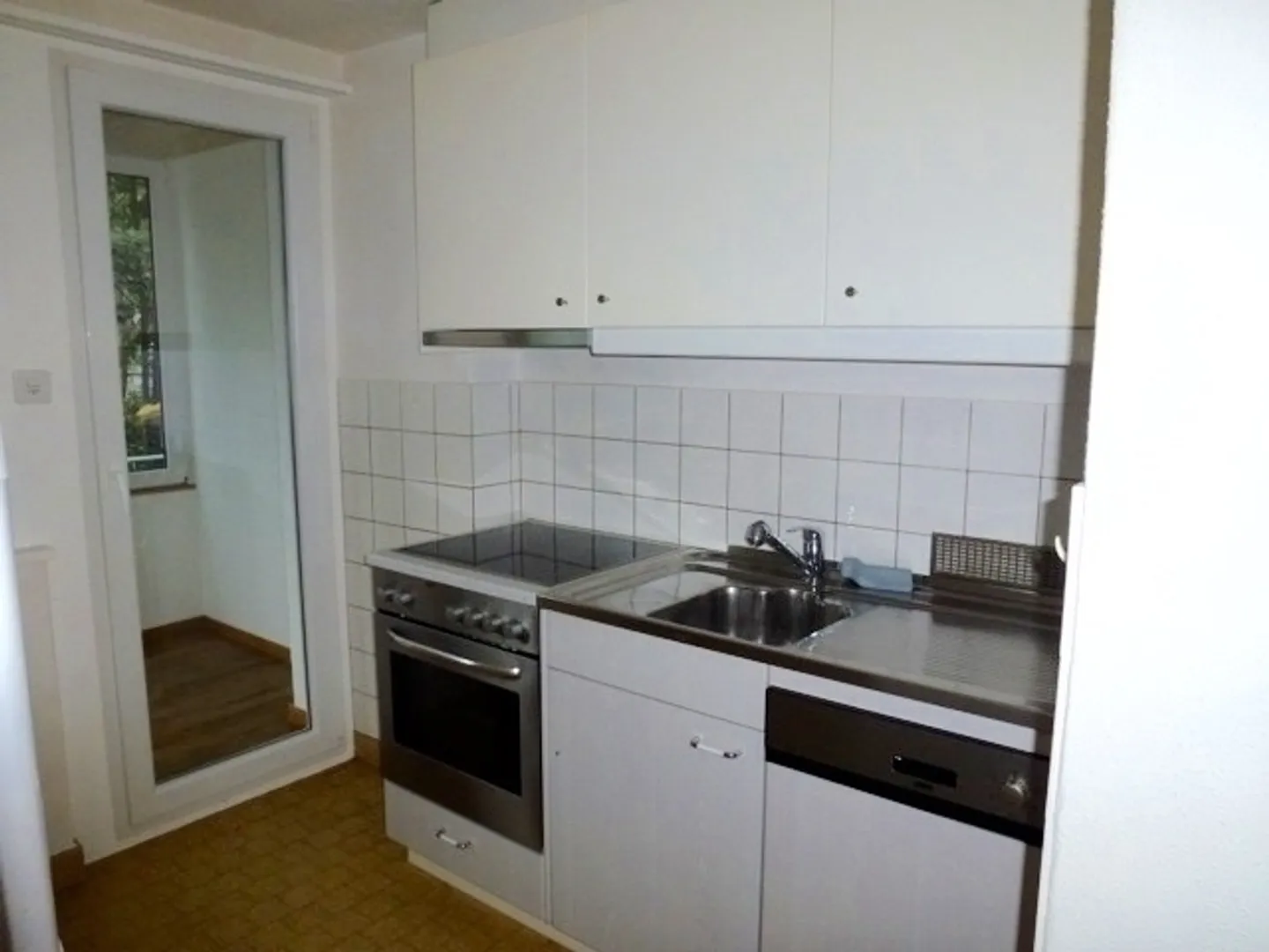 Sunny 2.5 room apartment - Photo 2 of 9