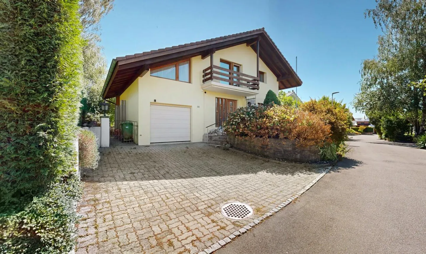 Casa unifamiliare di 5,5 stanze con grande terreno in posizione tranquilla - Foto 2 di 11
