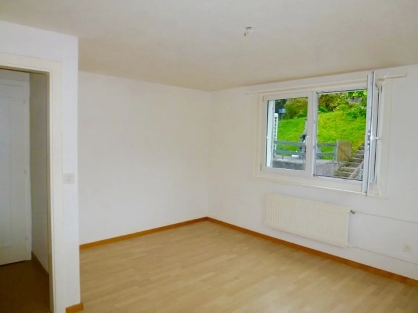 Sunny 2.5 room apartment - Photo 7 of 9