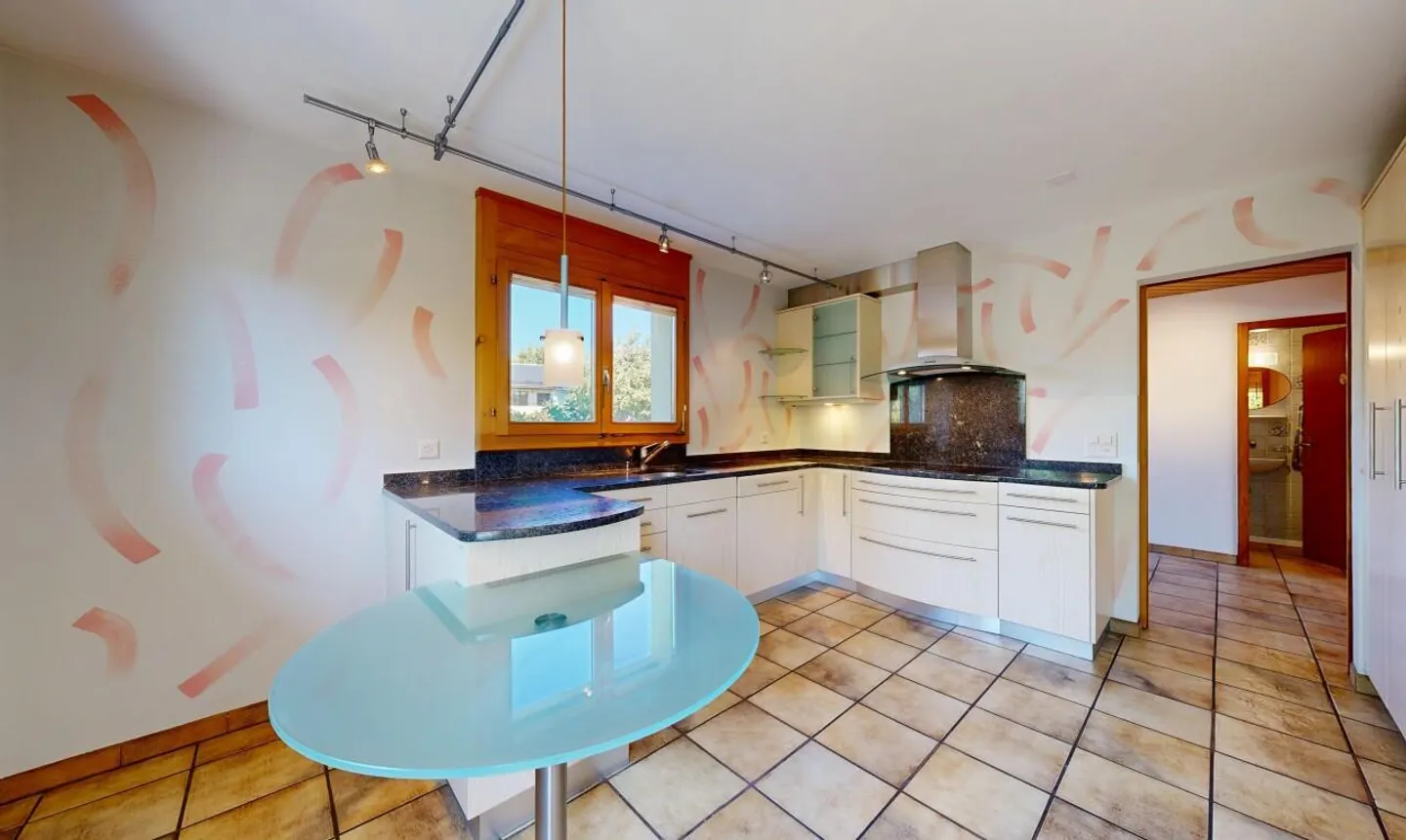 Casa unifamiliare di 5,5 stanze con grande terreno in posizione tranquilla - Foto 7 di 11