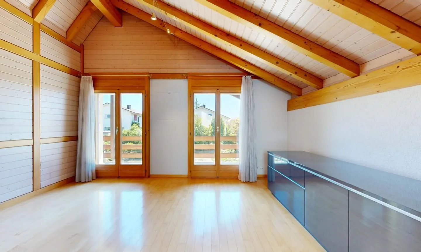 Casa unifamiliare di 5,5 stanze con grande terreno in posizione tranquilla - Foto 10 di 11