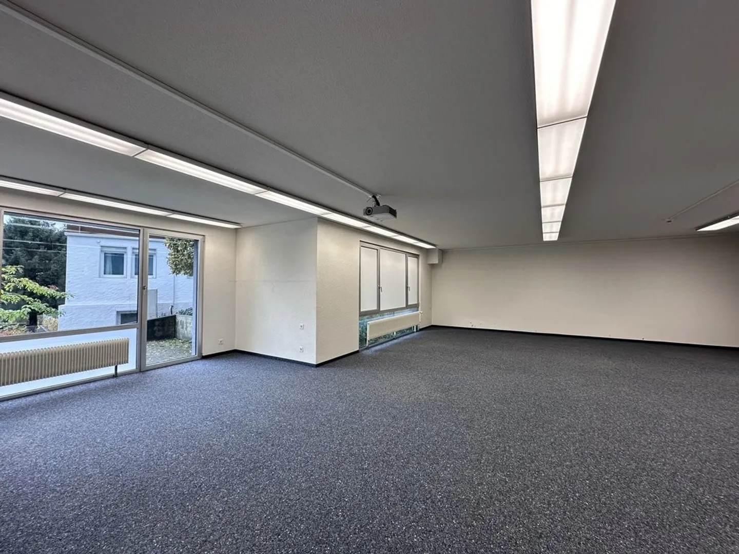 Espace commercial avec un panorama unique - Photo 4 sur 6