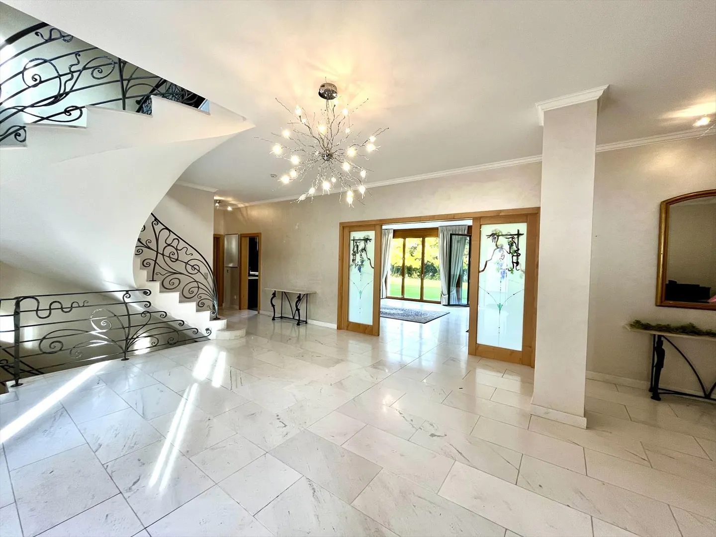 Villa with 12 rooms - Photo 1 of 11