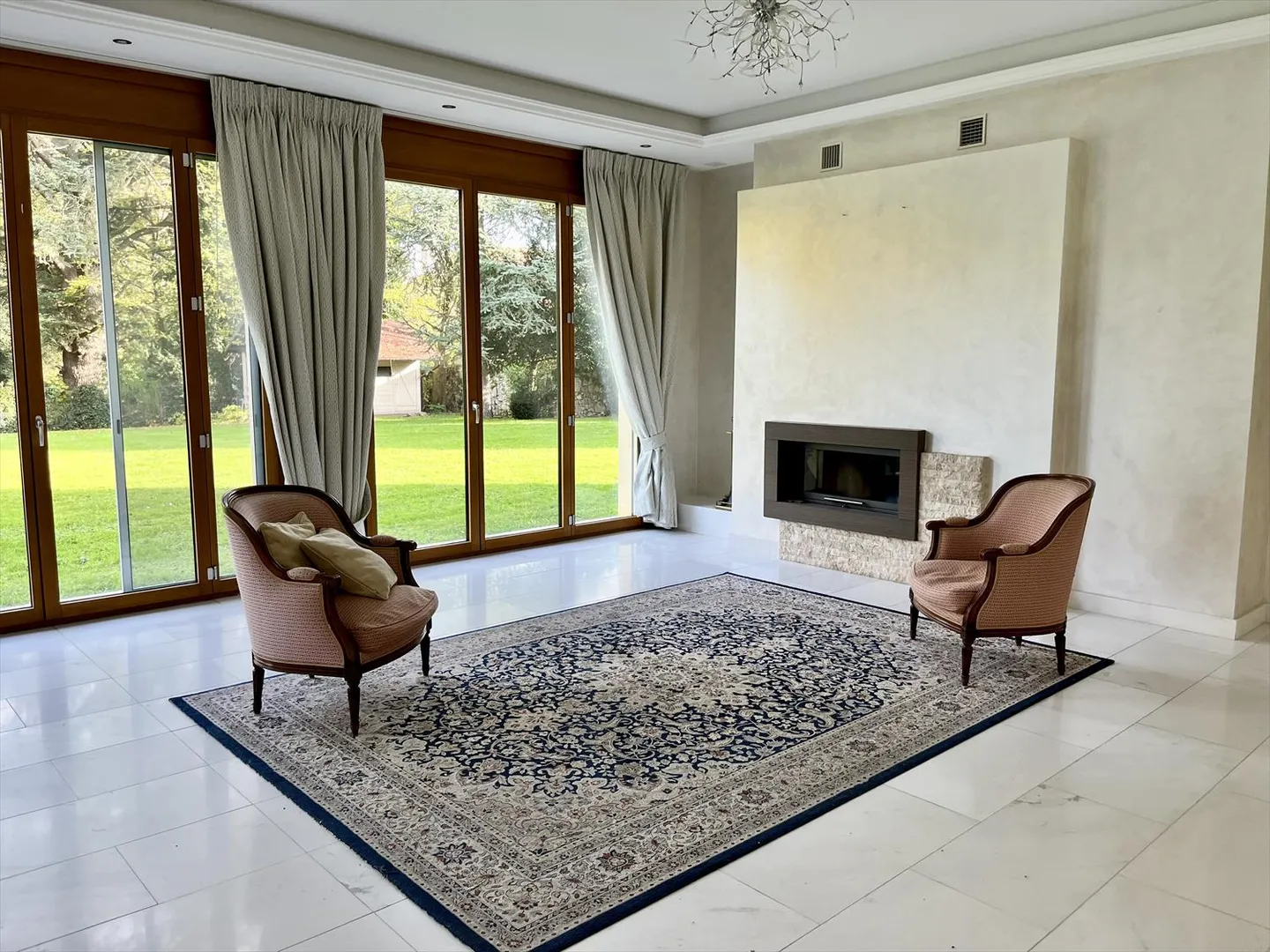 Villa with 12 rooms - Photo 2 of 11