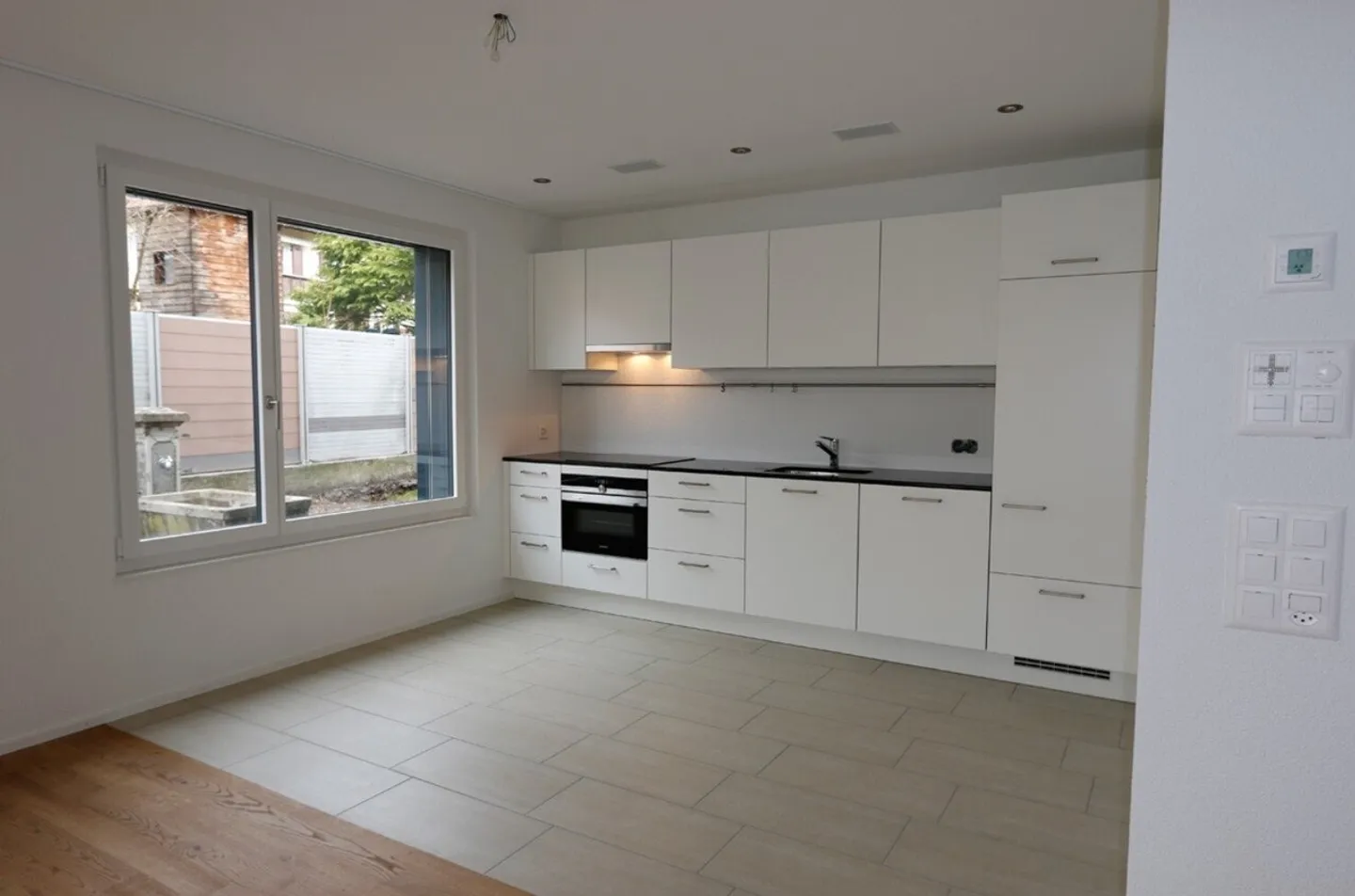 Modern Ground Floor Apartment in Central Location - Near Train Station - Photo 3 of 9