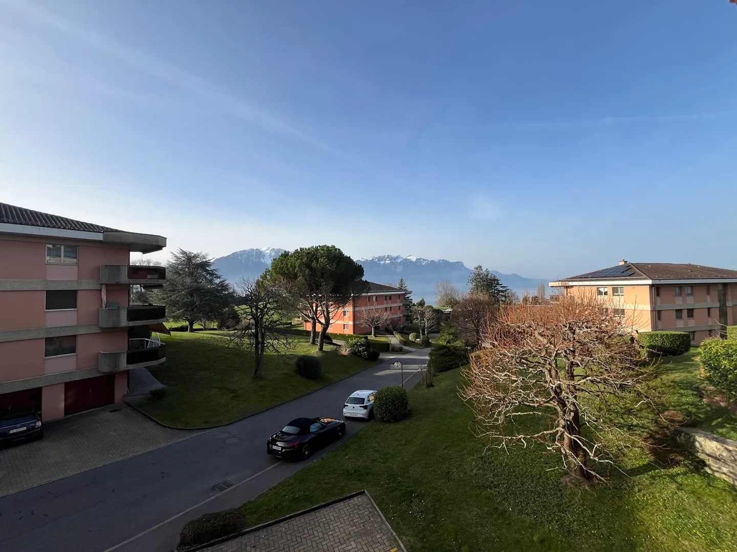 Renovierte 3,5-Zimmer-Wohnung mit Balkon in St-Légier - Foto 1 von 6