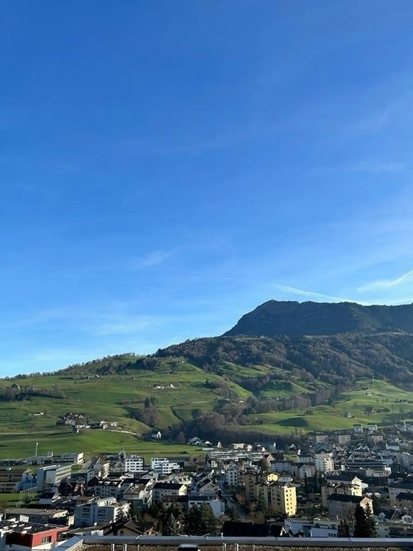 Appartement de 4,5 pièces entièrement rénové - Photo 1 sur 7