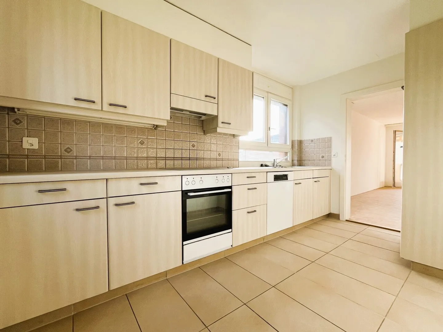 Renovierte 3,5-Zimmer-Wohnung mit Balkon in St-Légier - Foto 2 von 6