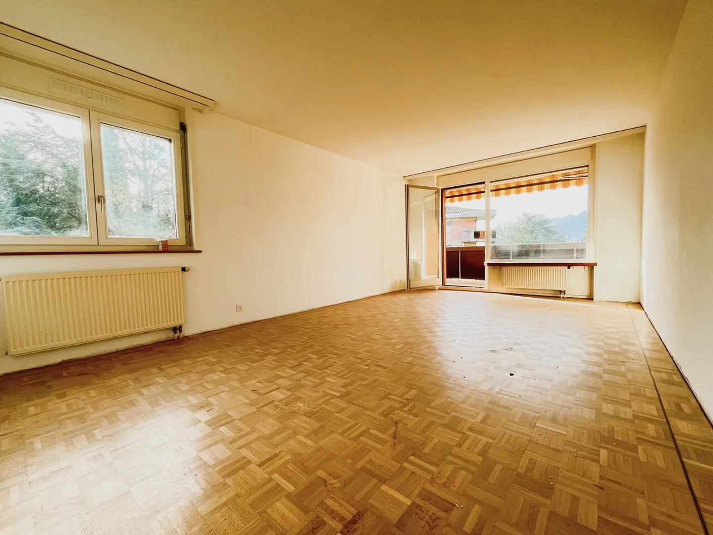 Renovierte 3,5-Zimmer-Wohnung mit Balkon in St-Légier - Foto 3 von 6