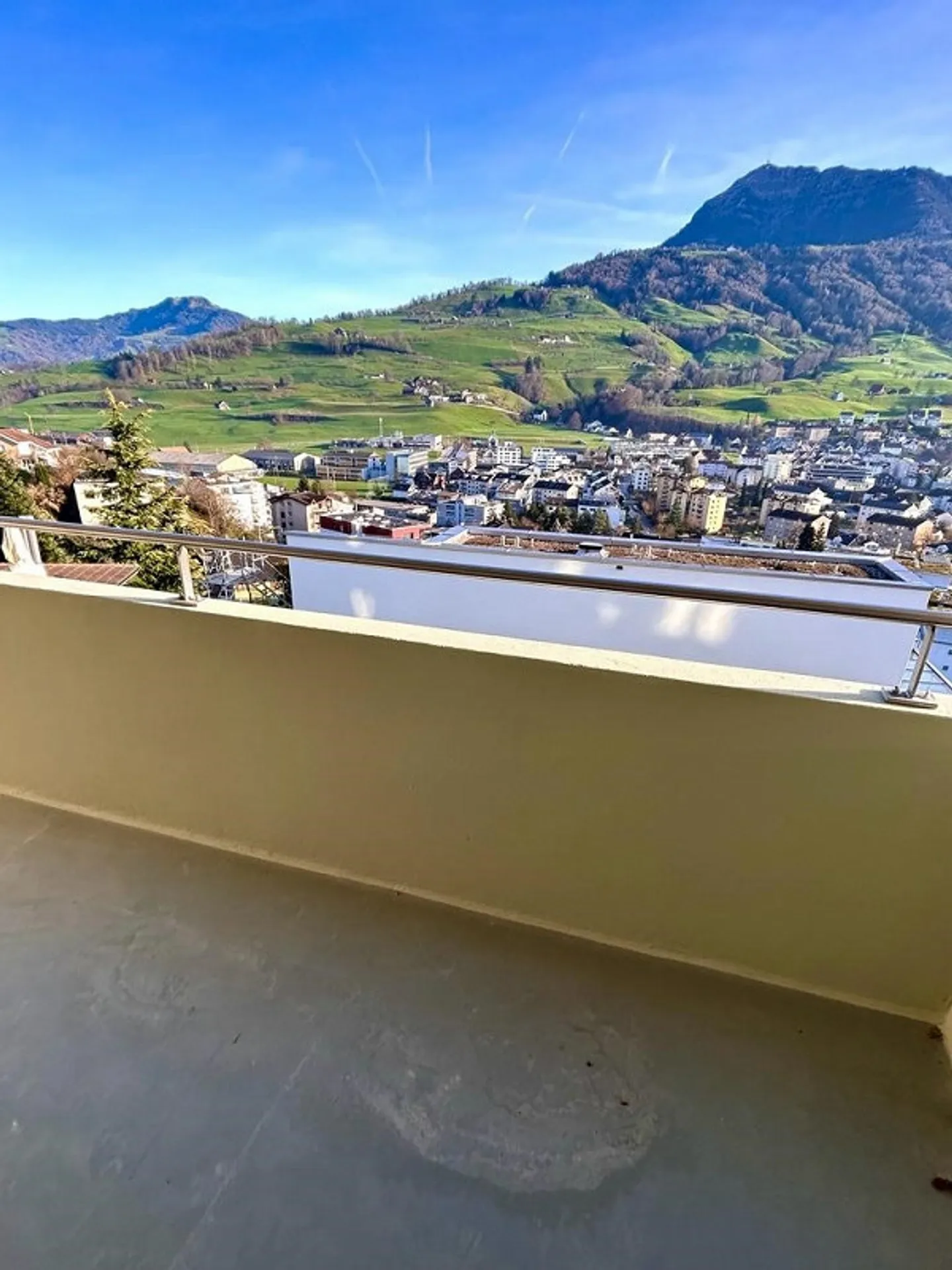 Appartement de 4,5 pièces entièrement rénové - Photo 3 sur 7