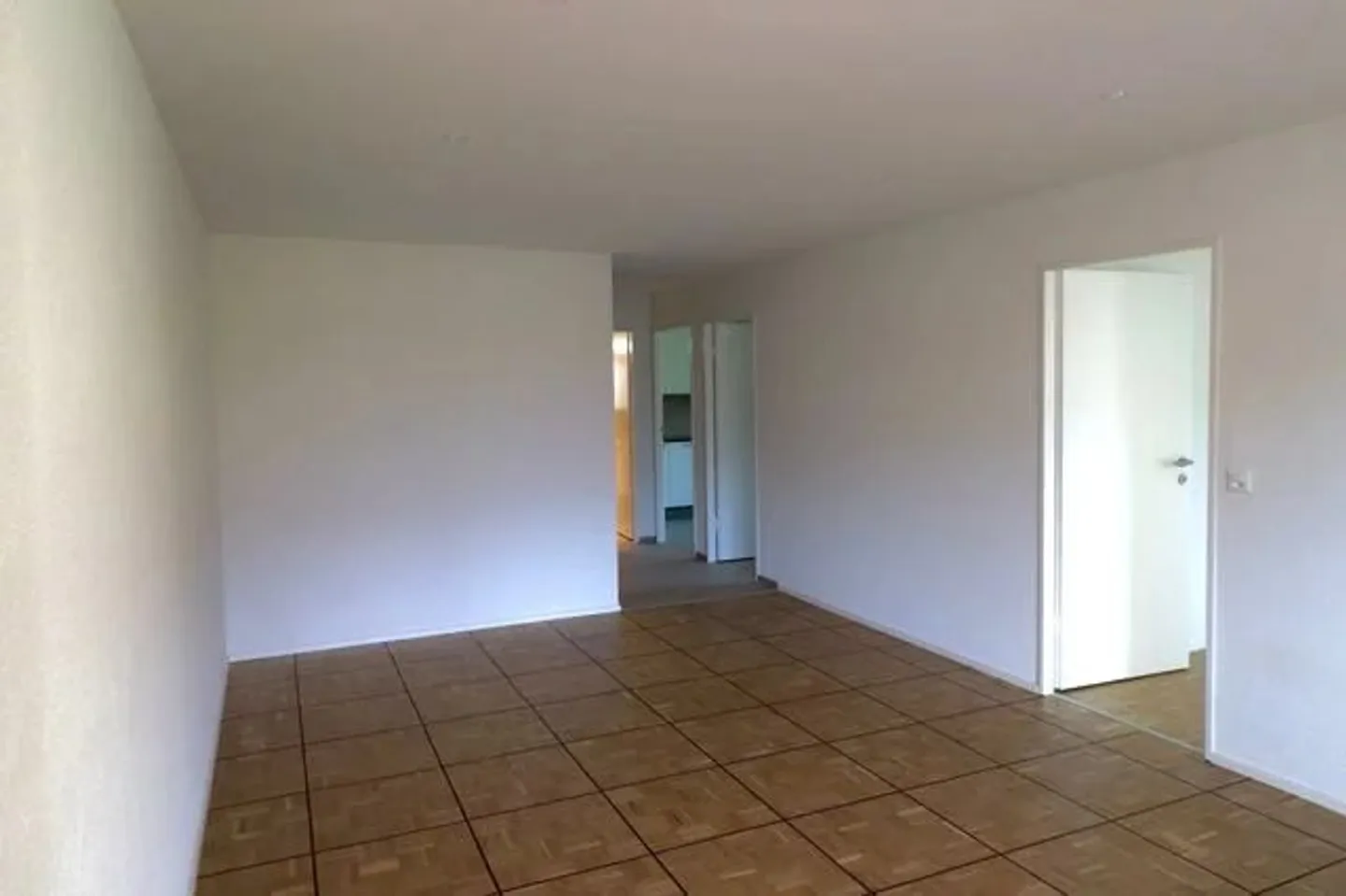 Beautiful renovated 3-room apartment on the 4th floor. - Photo 3 of 9