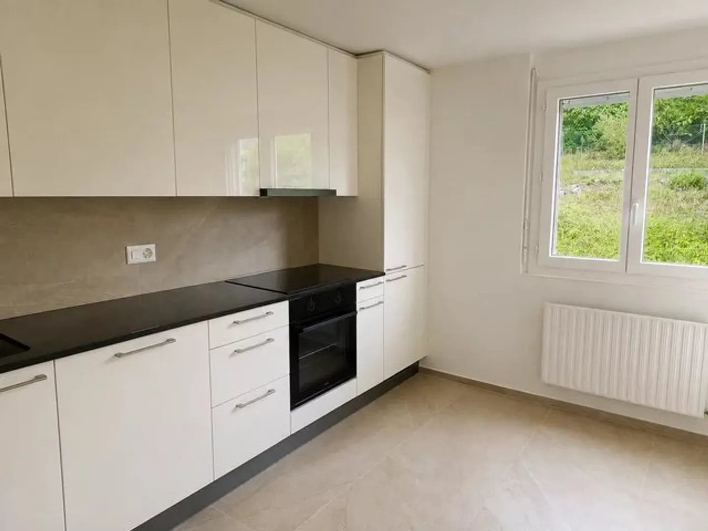 Beautiful renovated 3-room apartment on the 4th floor. - Photo 4 of 9
