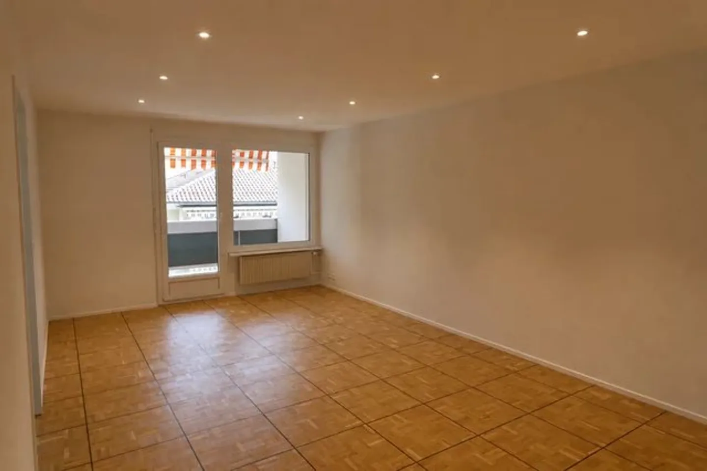 Beautiful renovated 3-room apartment on the 4th floor. - Photo 2 of 9