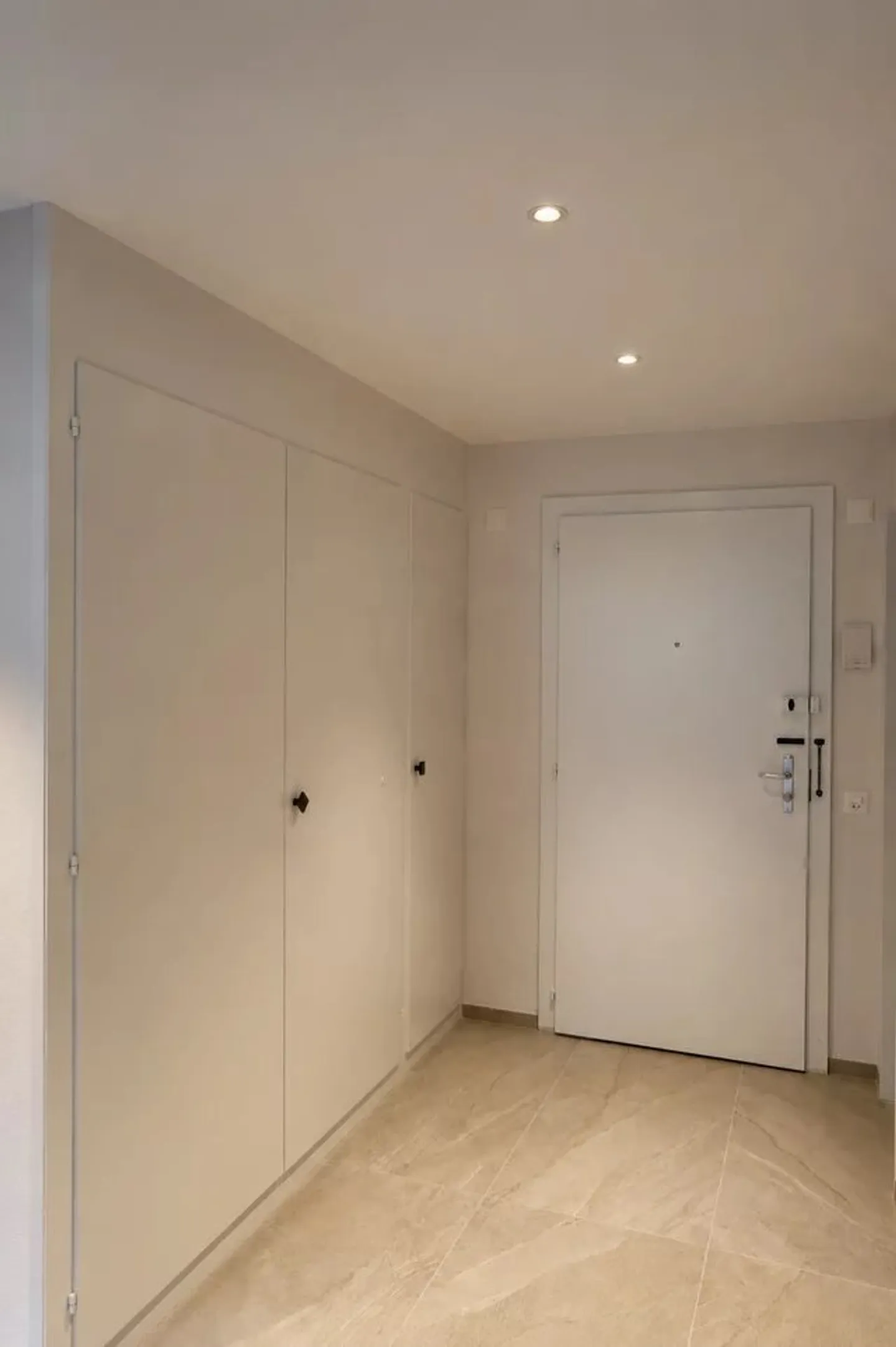 Beautiful renovated 3-room apartment on the 4th floor. - Photo 9 of 9