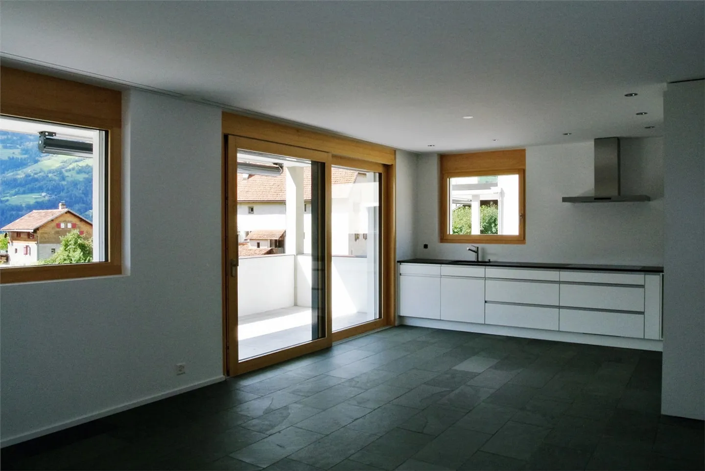 Living in a 2-family house, 3-room apartment on the upper floor - Photo 3 of 14