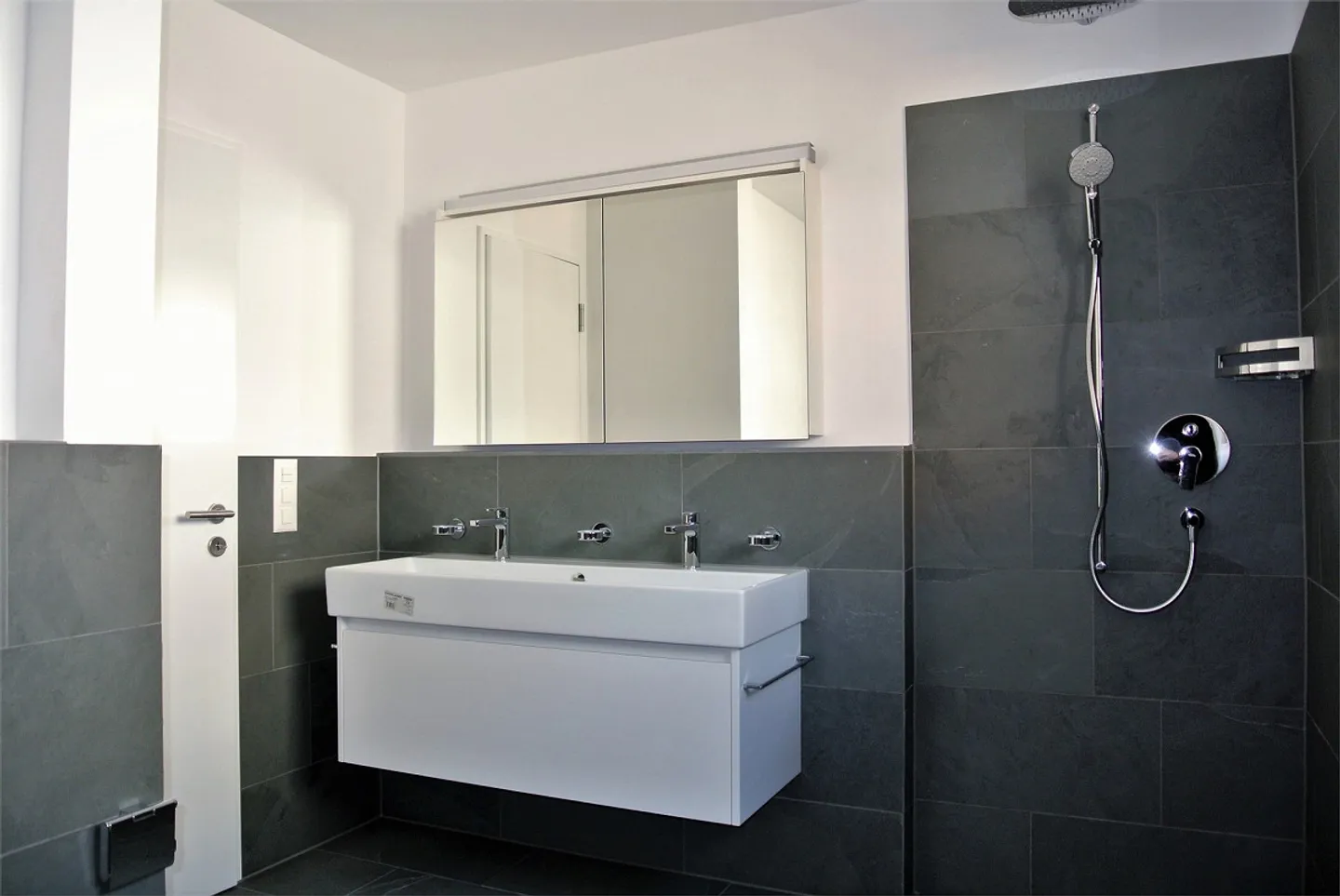 Living in a 2-family house, 3-room apartment on the upper floor - Photo 6 of 14