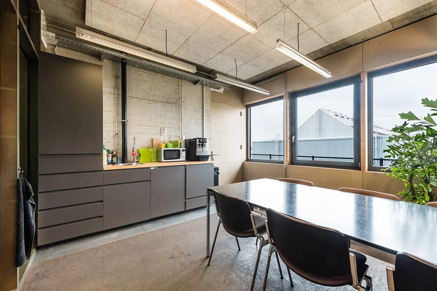 Vicino all'autostrada e alla stazione di Oerlikon: ufficio di 38 m2 nel complesso commerciale NOERD - Foto 4 di 5