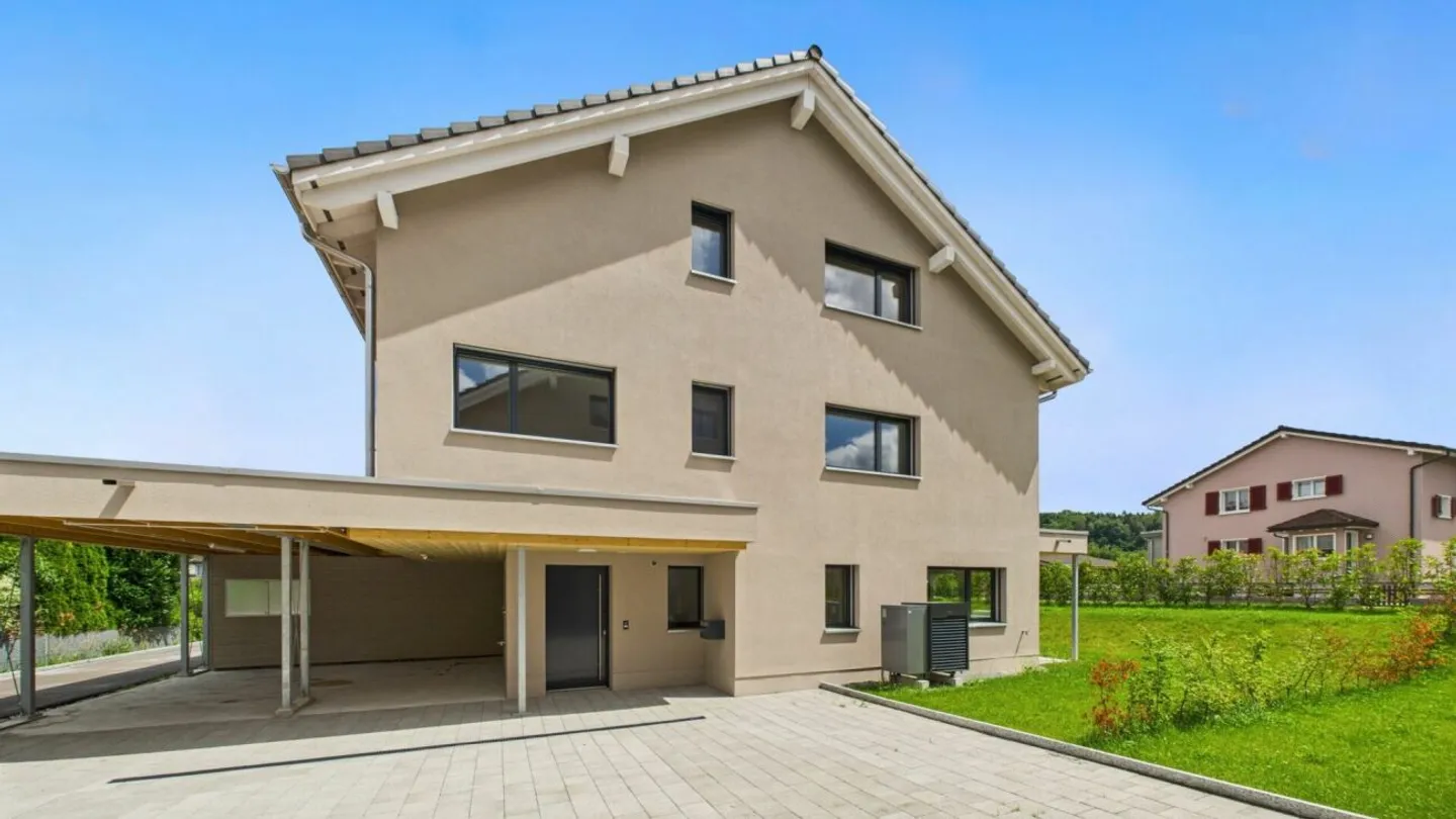 Modernes Familienhaus in der Natur - Foto 1 von 10