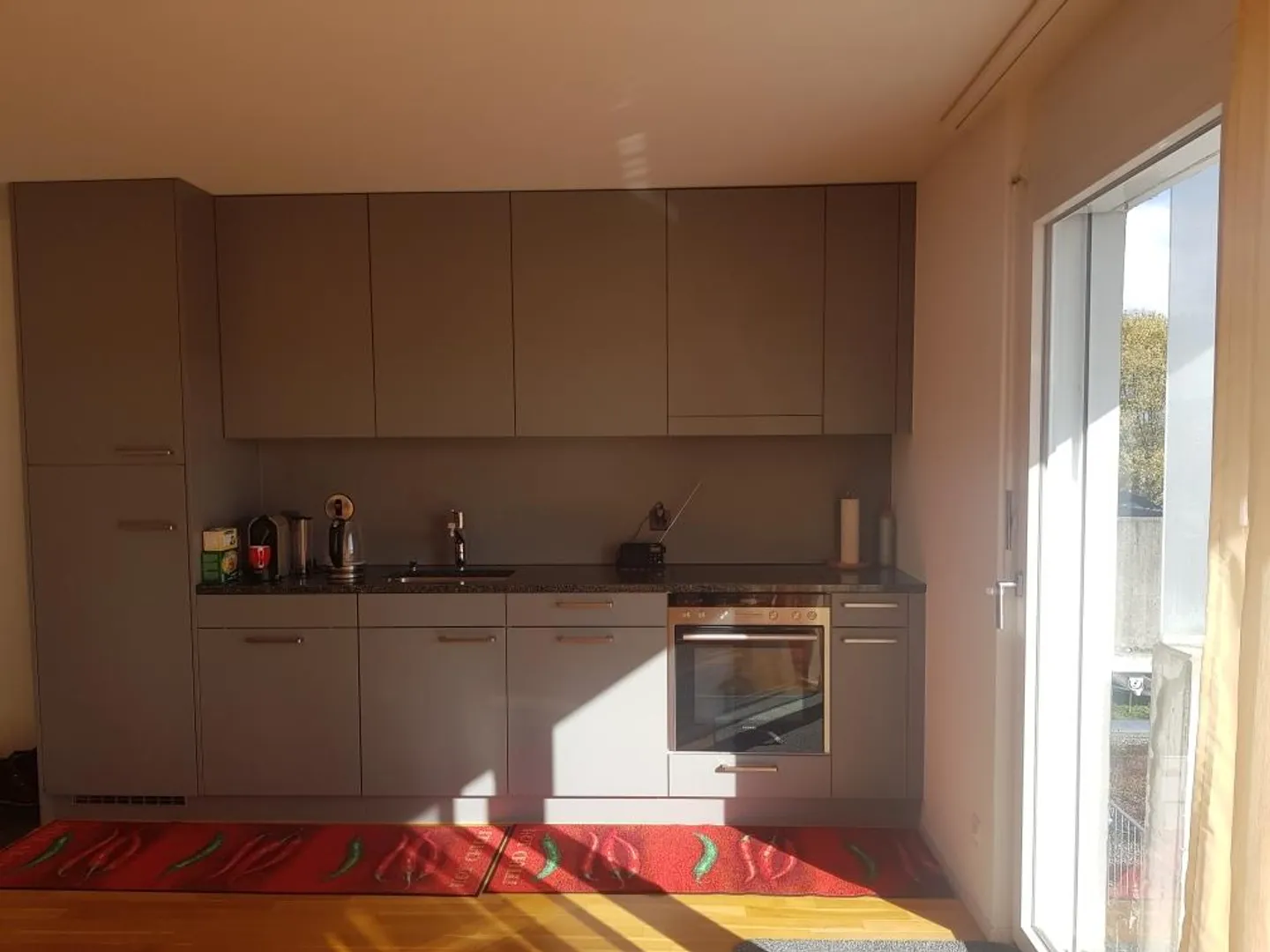 Appartement moderne de 3,5 pièces au dernier étage, quartier résidentiel calme avec vue dégagée - Photo 2 sur 5