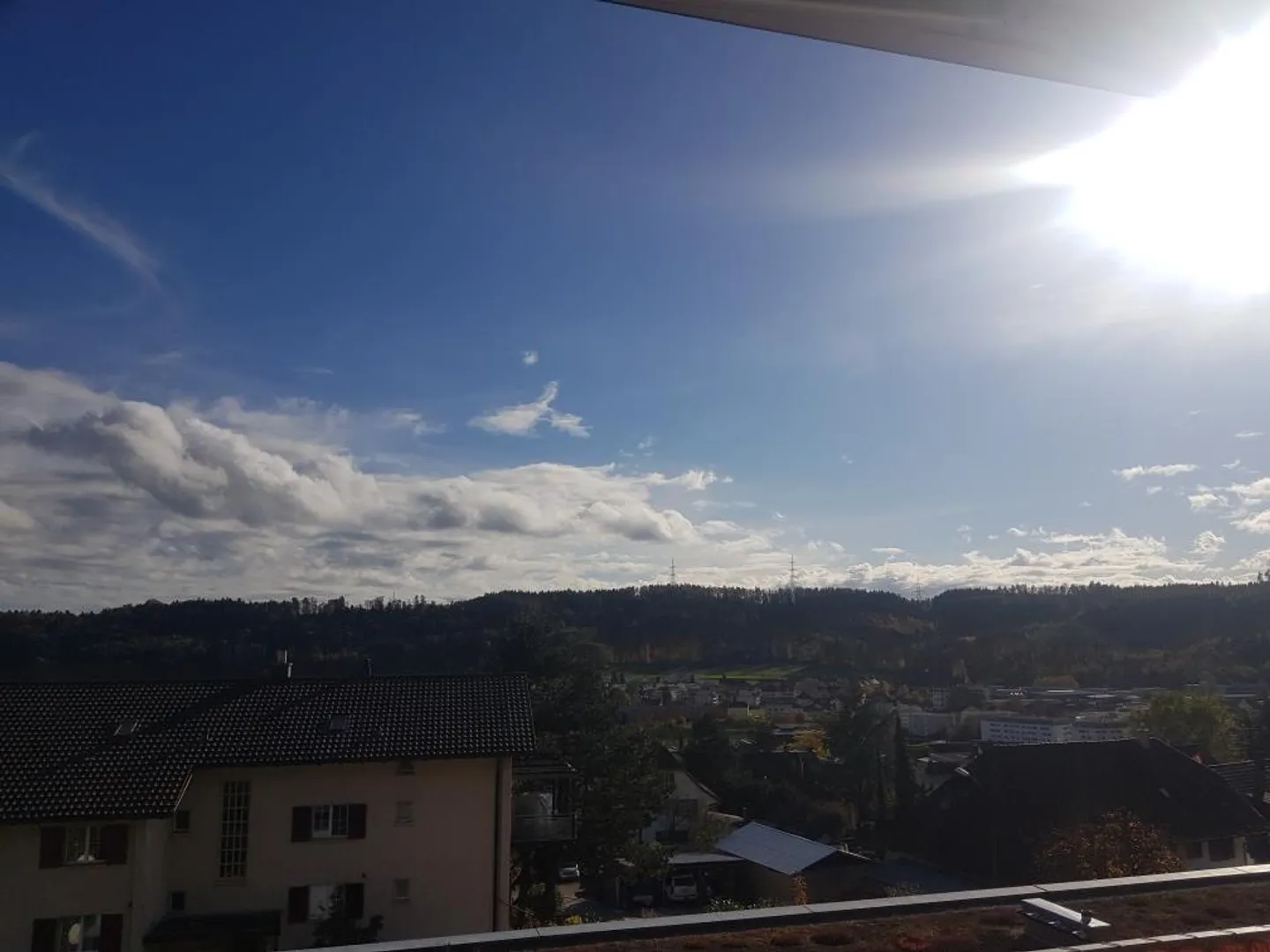 Appartement moderne de 3,5 pièces au dernier étage, quartier résidentiel calme avec vue dégagée - Photo 4 sur 5