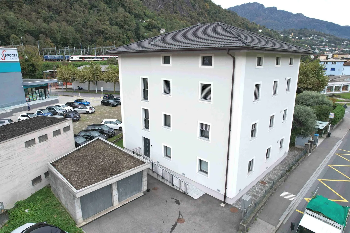 Fully Renovated House: 2 Apartments and Office in a Strategic Location - Photo 2 of 14