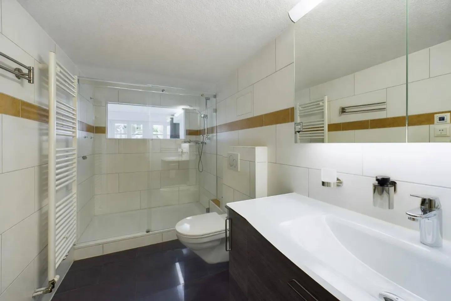 4 Room Family Townhouse - Photo 5 of 5