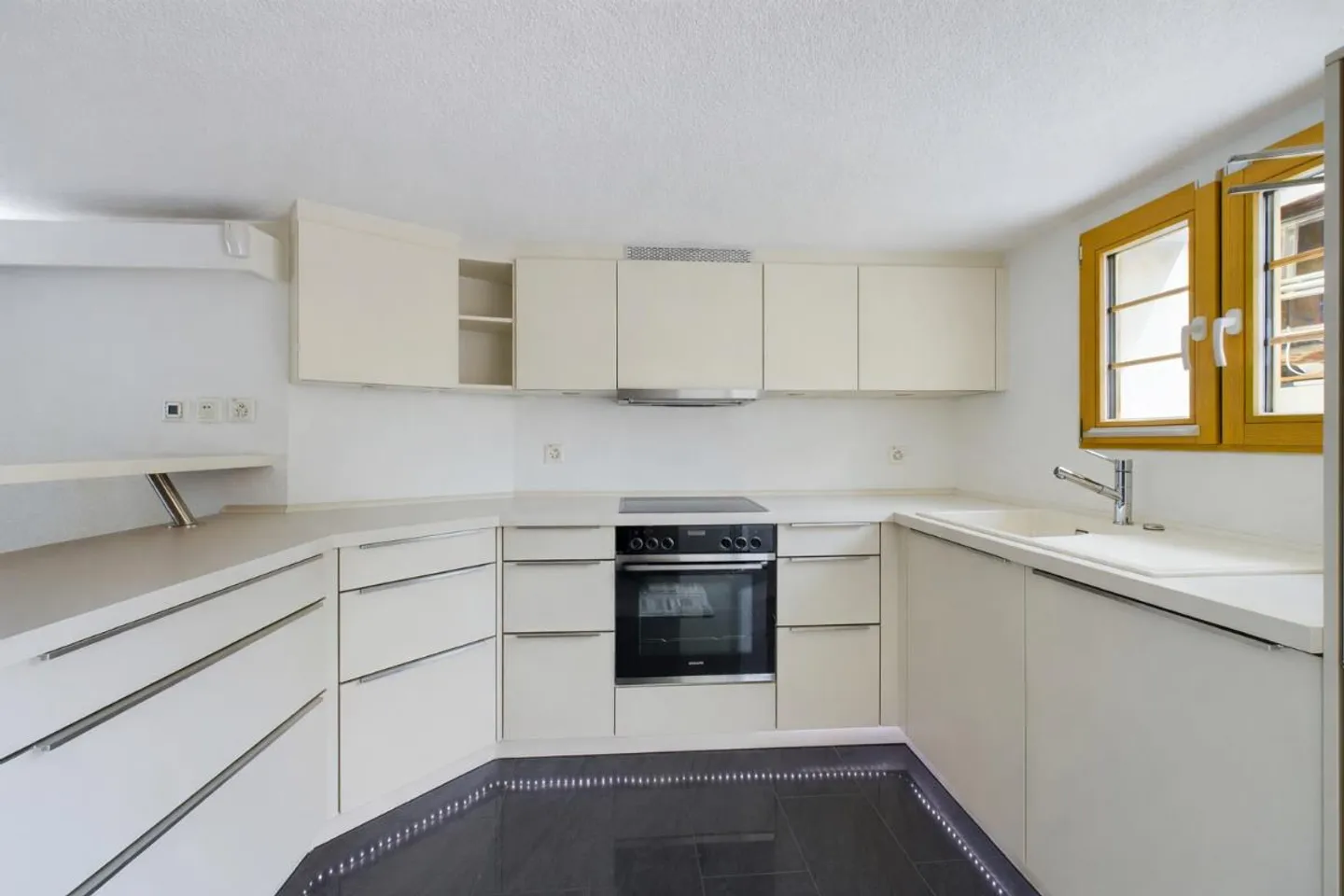 4 Room Family Townhouse - Photo 3 of 5