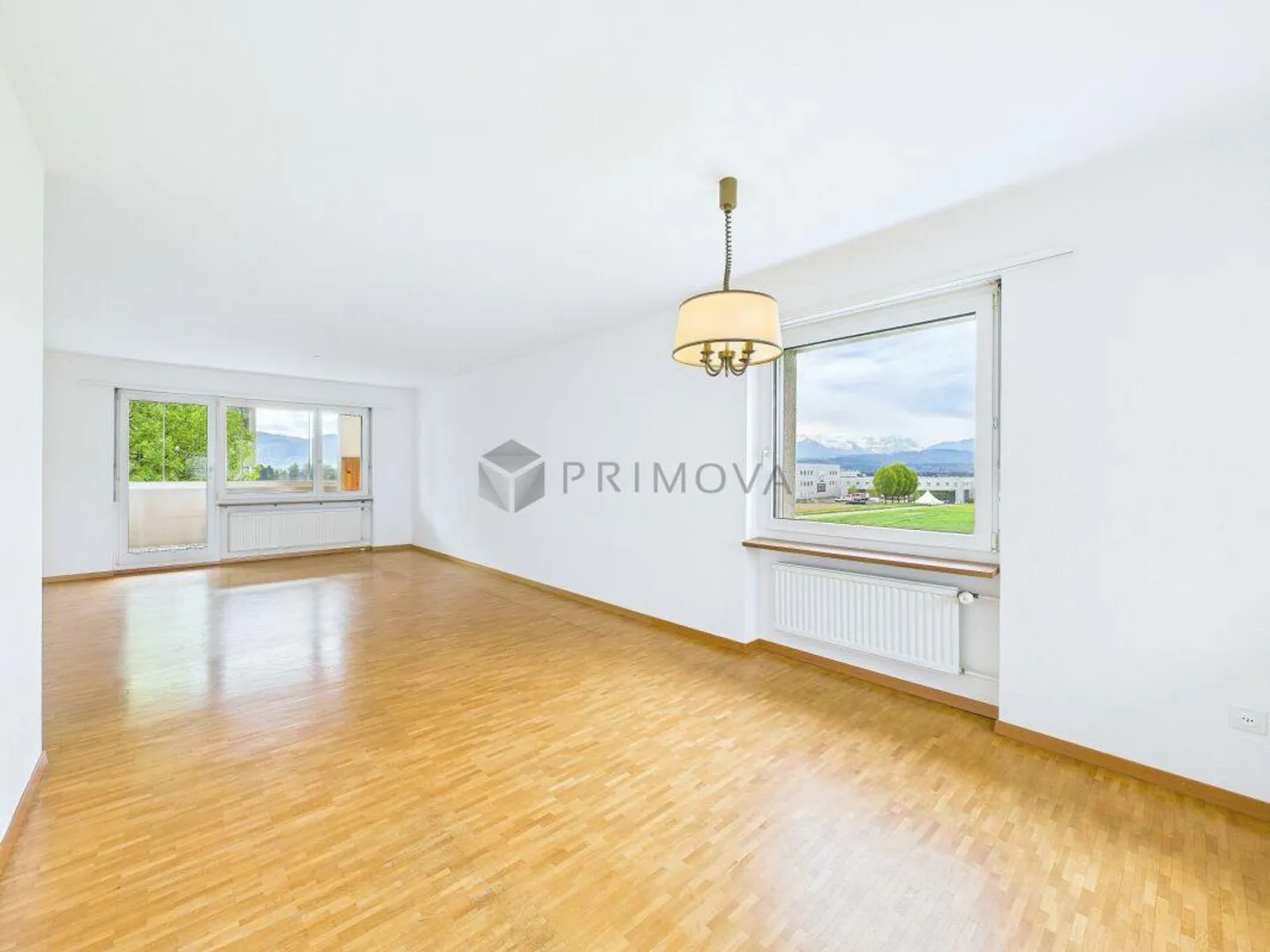 Spazio per la creatività e la famiglia: Appartamento esclusivo di 4,5 stanze con sala hobby a Eschenbach - Foto 3 di 11