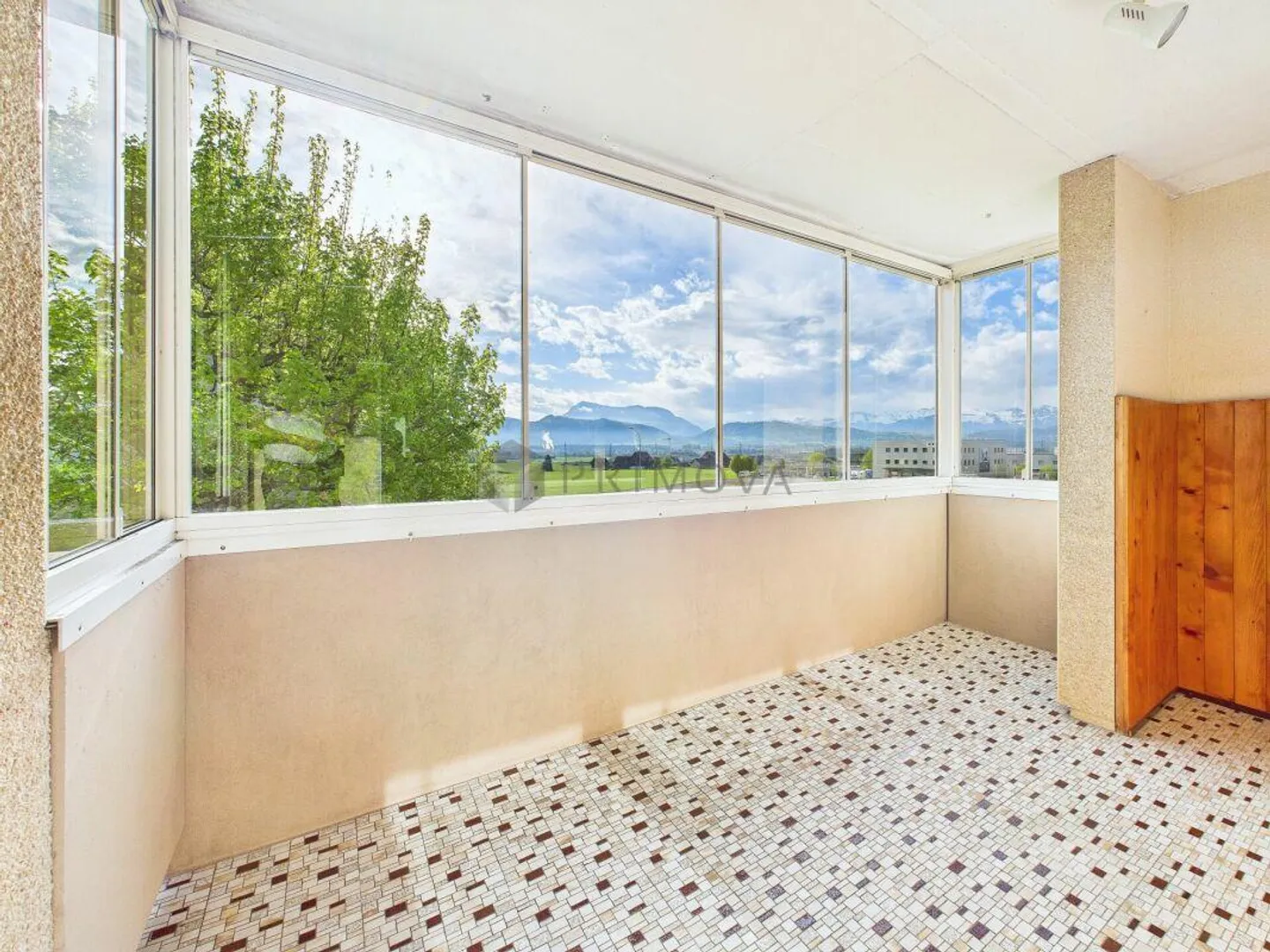 Spazio per la creatività e la famiglia: Appartamento esclusivo di 4,5 stanze con sala hobby a Eschenbach - Foto 4 di 11