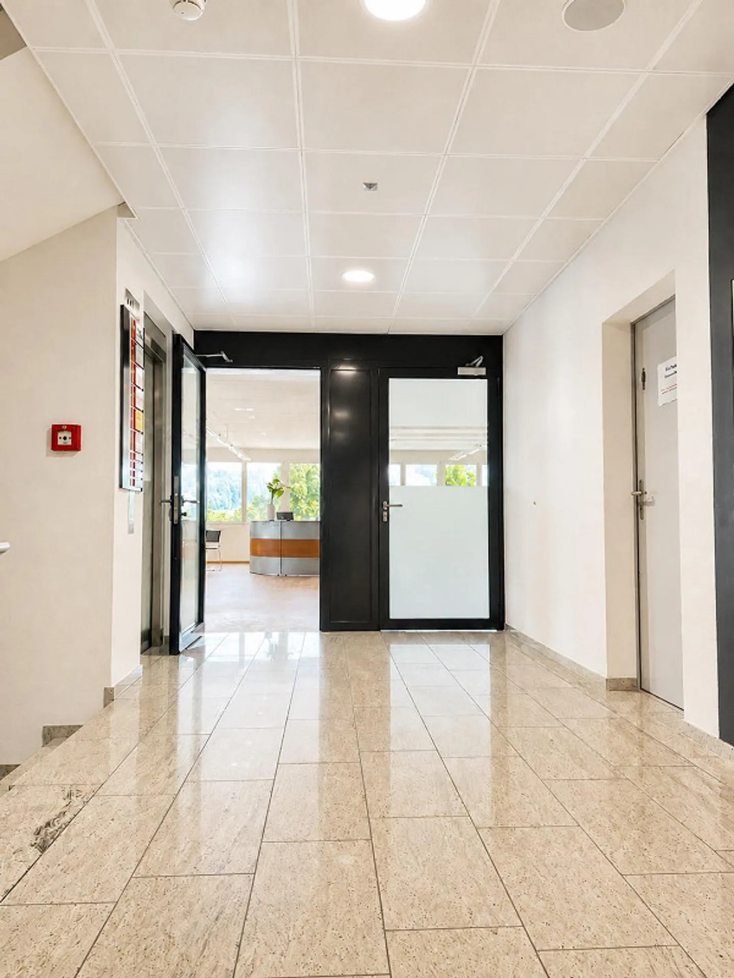 Espace de bureau flexible avec une forte présence et une accessibilité optimale - Photo 2 sur 10