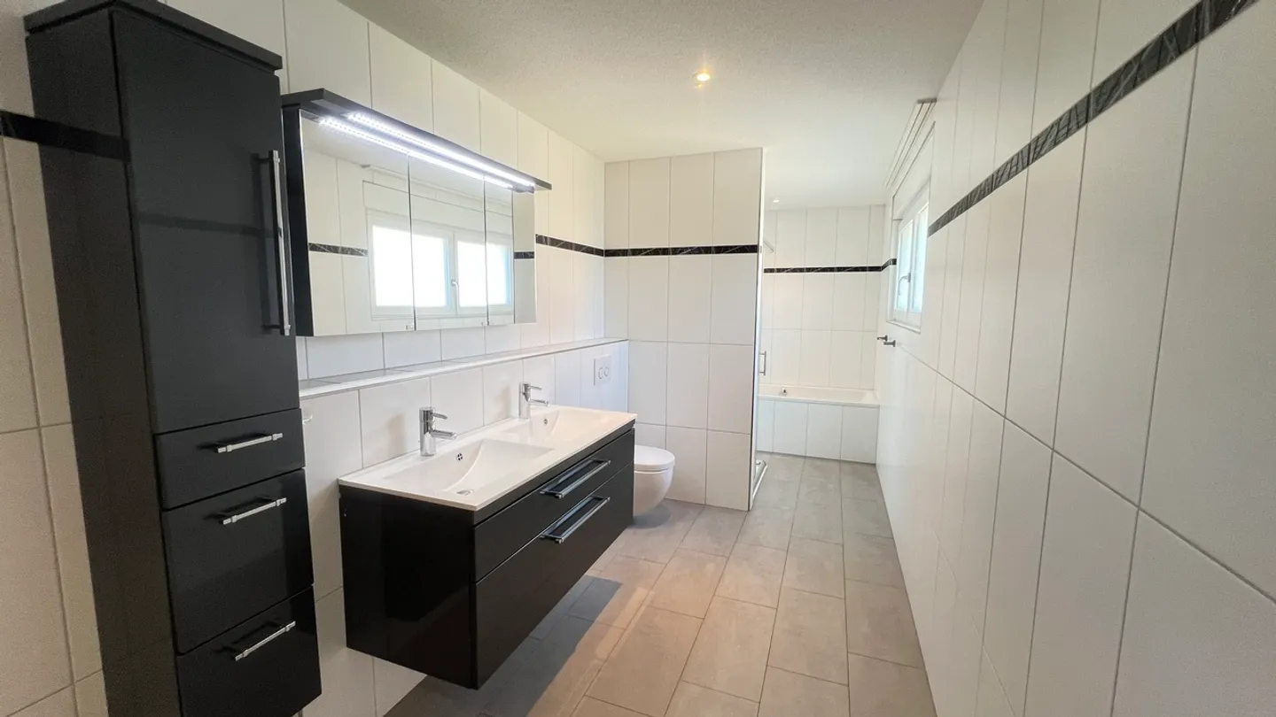 Modern - spacious - central! - Photo 10 of 17