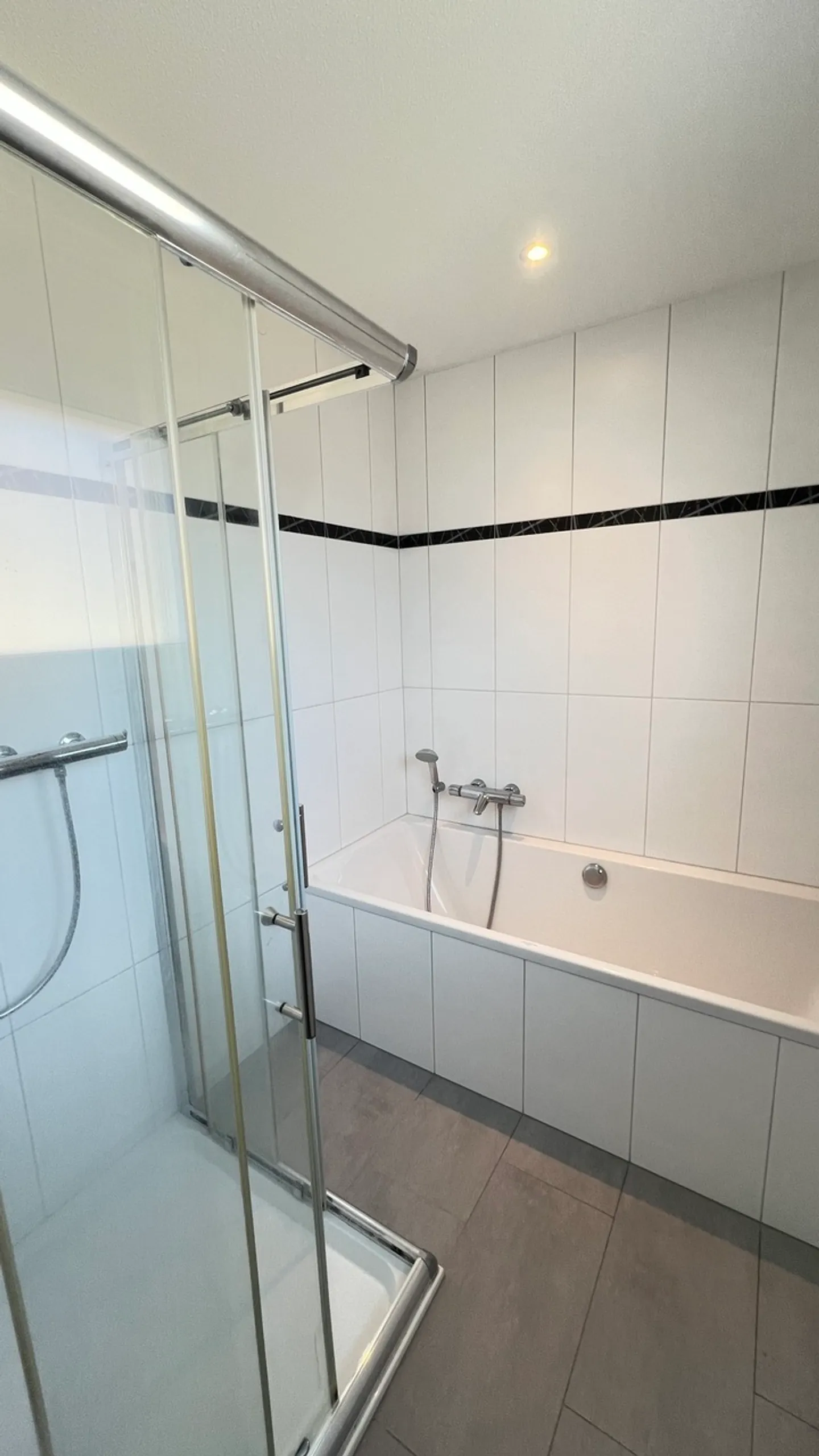 Modern - spacious - central! - Photo 11 of 17