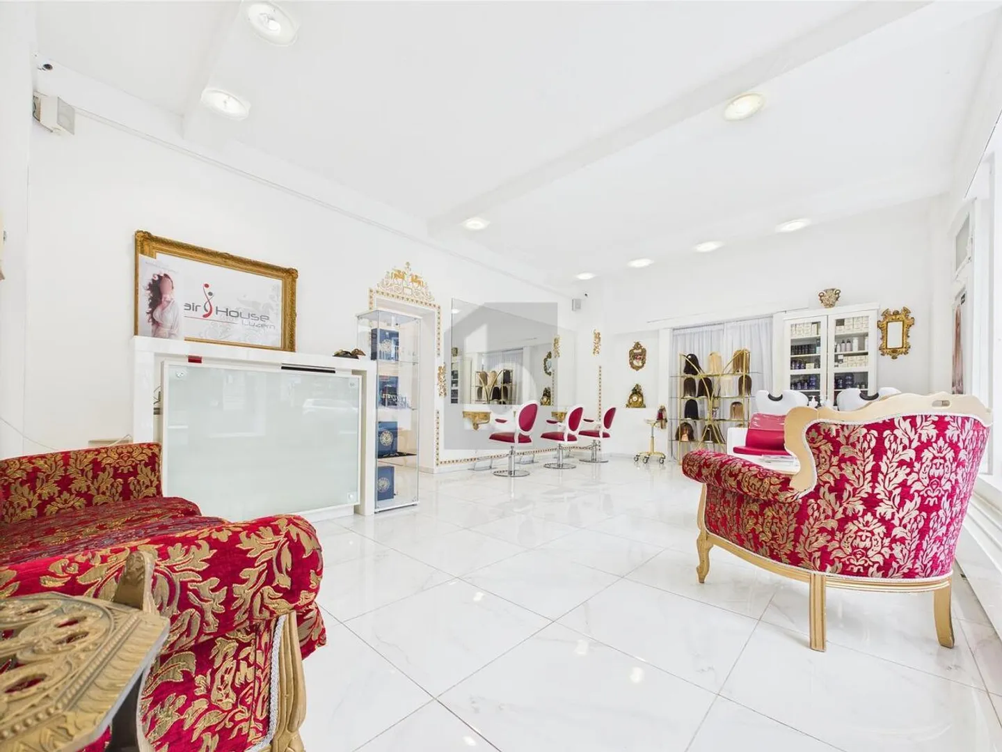 ILLUMINATO NEL CENTRO DELLA CITTÀ - Foto 1 di 6