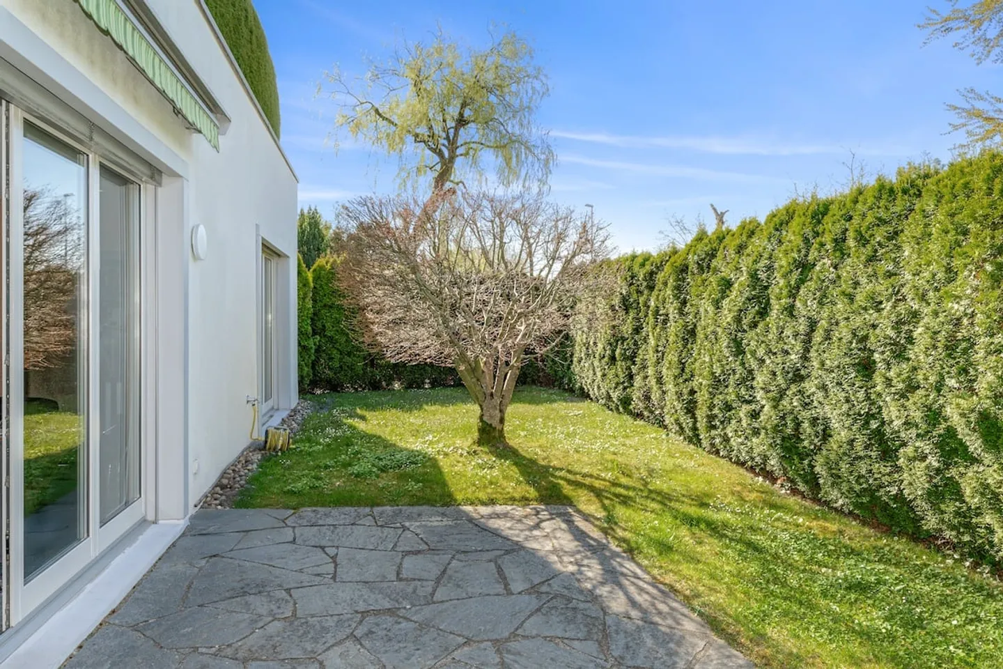 Appartamento con 3,5 stanze, giardino e 84 m² di locali accessori aggiuntivi – nella propria sezione della casa con privacy - Foto 1 di 9