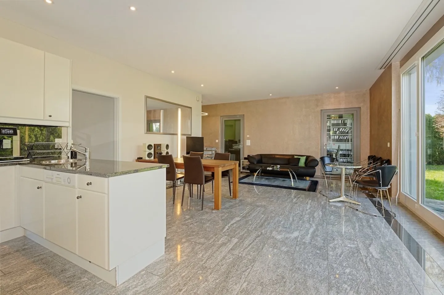 Appartamento con 3,5 stanze, giardino e 84 m² di locali accessori aggiuntivi – nella propria sezione della casa con privacy - Foto 3 di 9