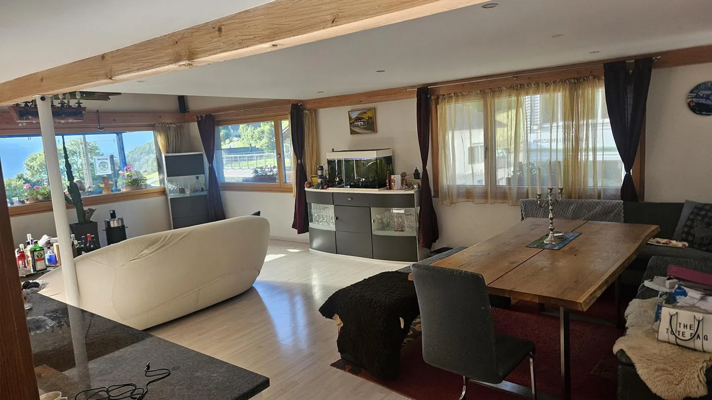 5 Zimmer Einfamilienhaus mit 4 Garagen am Fusse des Köbelisberg - Foto 3 von 23