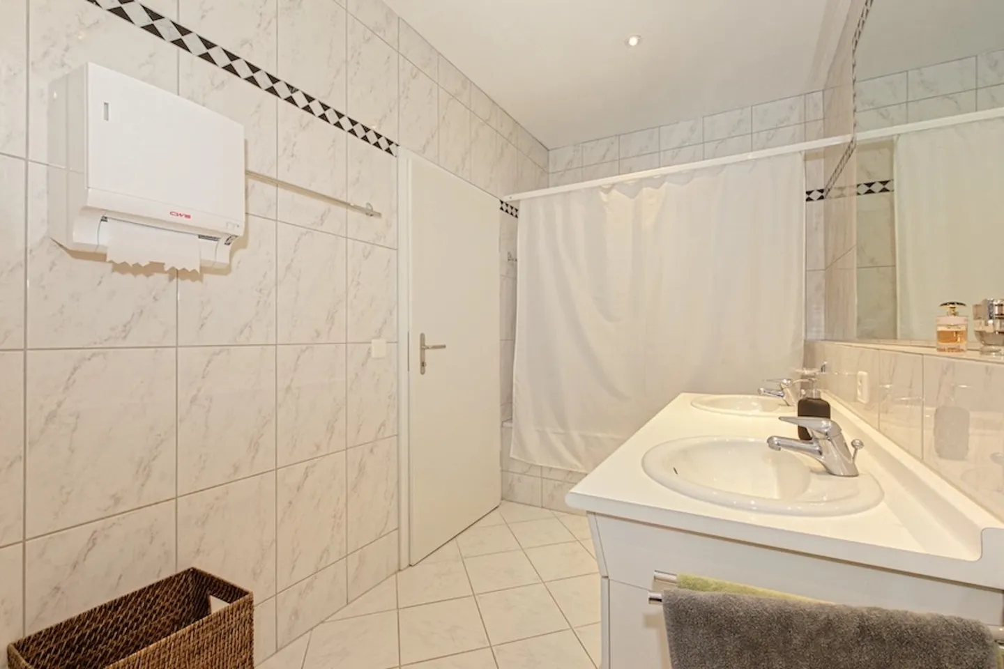 Appartamento con 3,5 stanze, giardino e 84 m² di locali accessori aggiuntivi – nella propria sezione della casa con privacy - Foto 4 di 9
