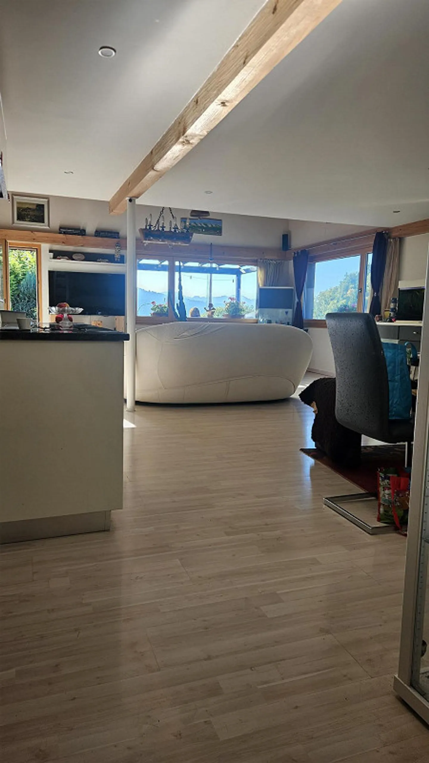 5 Zimmer Einfamilienhaus mit 4 Garagen am Fusse des Köbelisberg - Foto 2 von 23