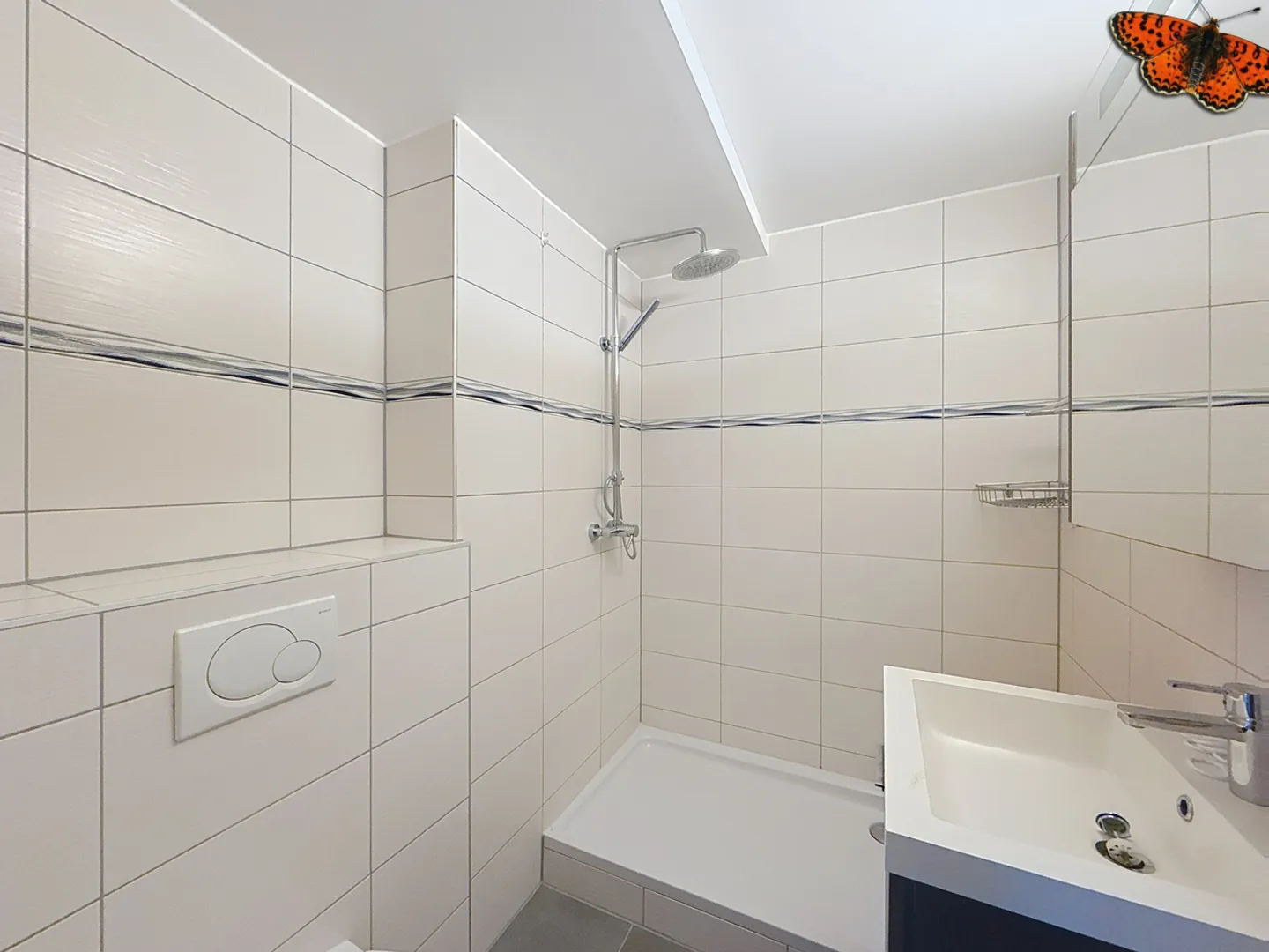 Spacious Apartment - Photo 8 of 10