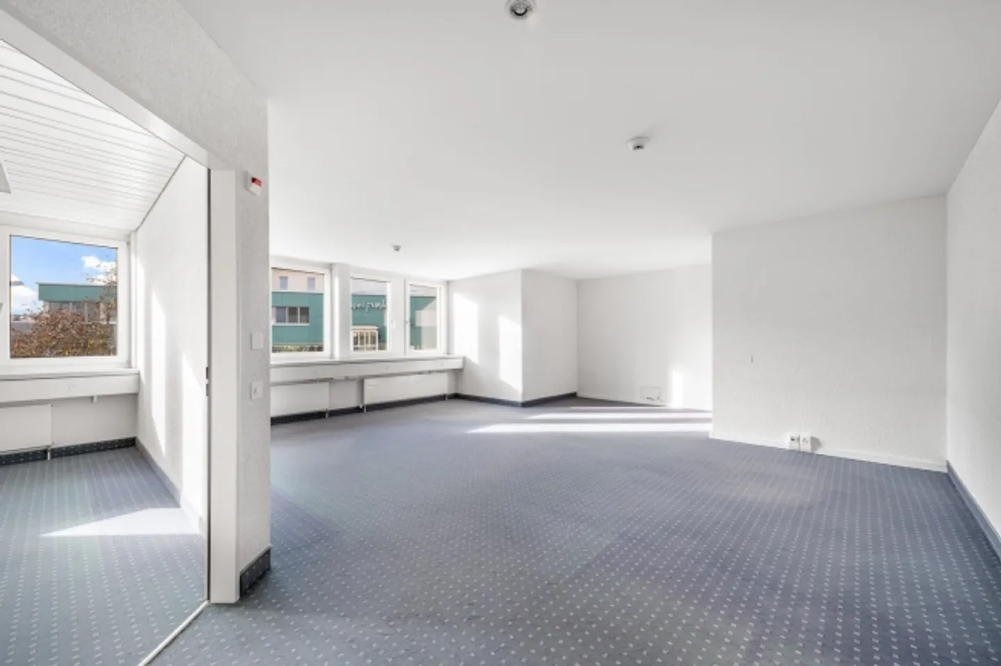 Spazio ufficio/commerciale attraente di 317 m² in una posizione centrale a Berikon in affitto! - Foto 1 di 13