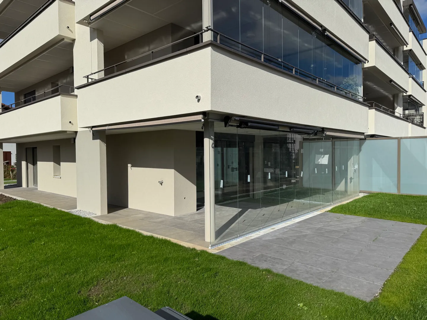 Appartement avec 4,5 pièces au rez-de-chaussée - Photo 2 sur 8
