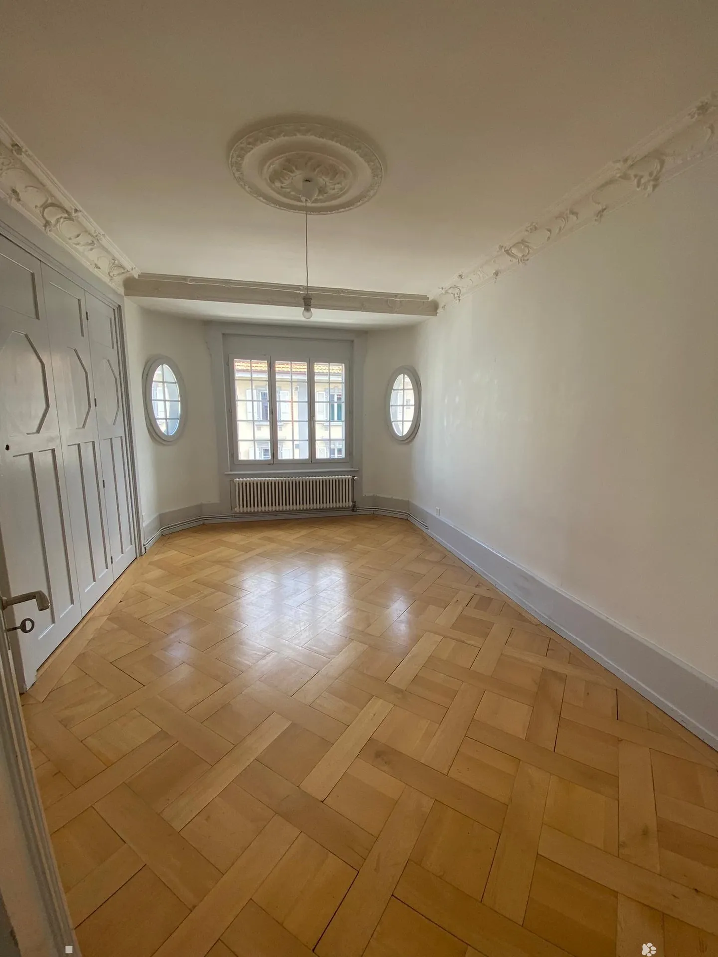 Central 4-room apartment on the 3rd floor - Photo 1 of 8