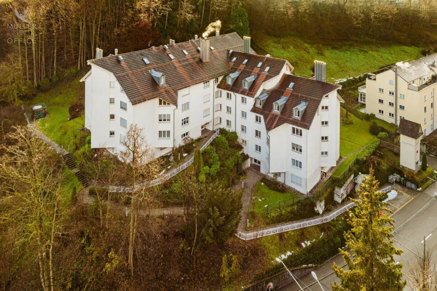 Lichtdurchflutete 4 1/2 Zimmer-Dach-Maisonette-Wohnung mit Nähe zur... - Foto 2 von 13