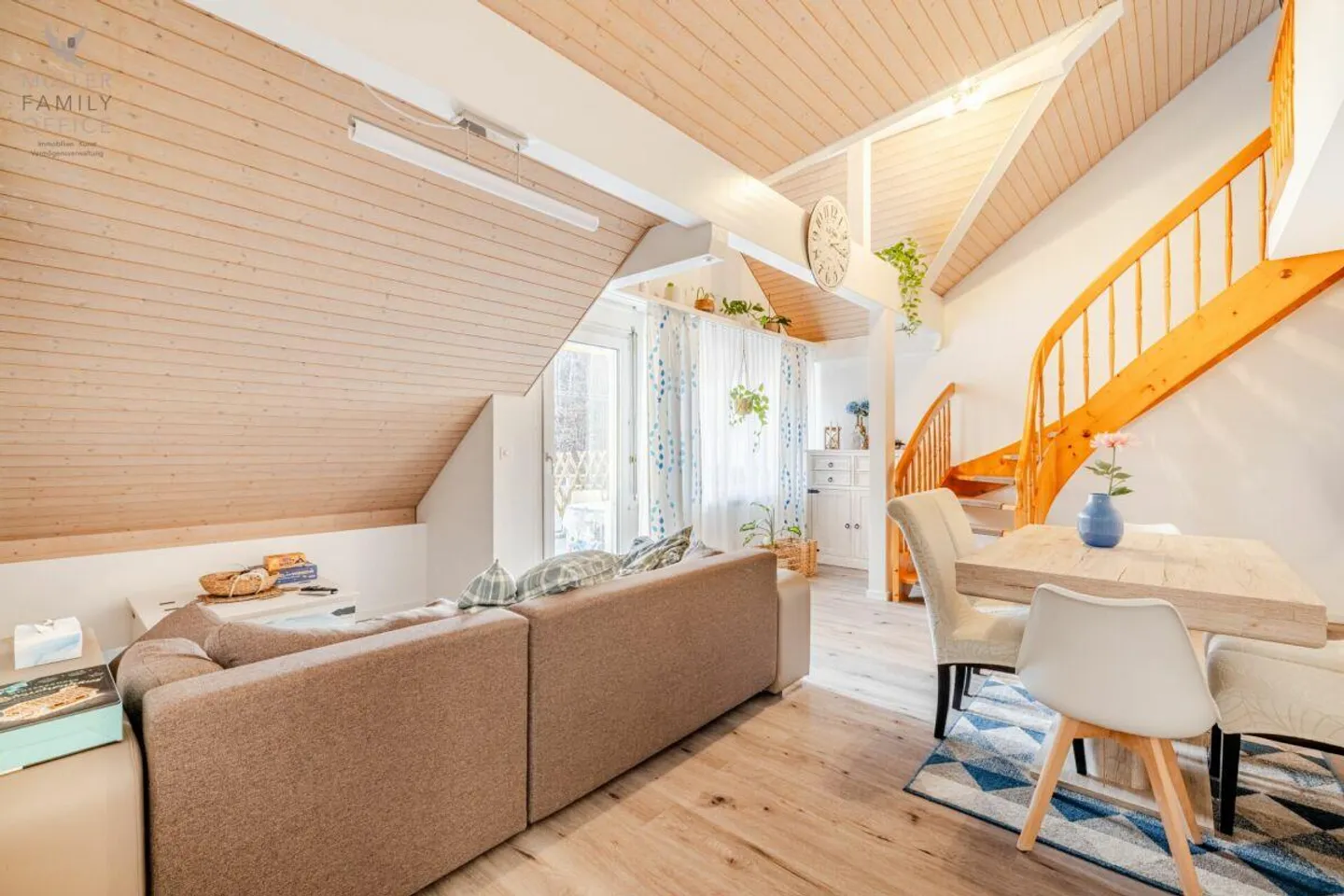 Lichtdurchflutete 4 1/2 Zimmer-Dach-Maisonette-Wohnung mit Nähe zur... - Foto 4 von 13